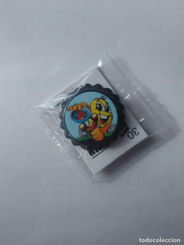 Coleccionismo Cromos antiguos: CHAPA GREFUSA ANGRY BIRDS COLOR NEGRO (NUEVO SIN ABRIR)