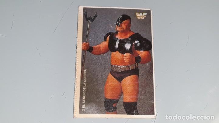 Coleccionismo cromos antiguos: PHOSKITOS : ANTIGUO CROMO N&ordm; 2 DE LA WF SUPER STARS PRESSING CATCH - EL SE&Ntilde;OR DE LA GUERRA - A&Ntilde;OS 90