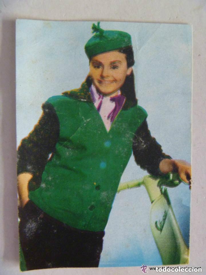 Coleccionismo Cromos antiguos: CROMO DE ROCIO DURCAL CON MOTO VESPA EN &uml; CANCION DE JUVENTUD &uml; DE EPOCA FILM S.A.. EDICIONES FHER