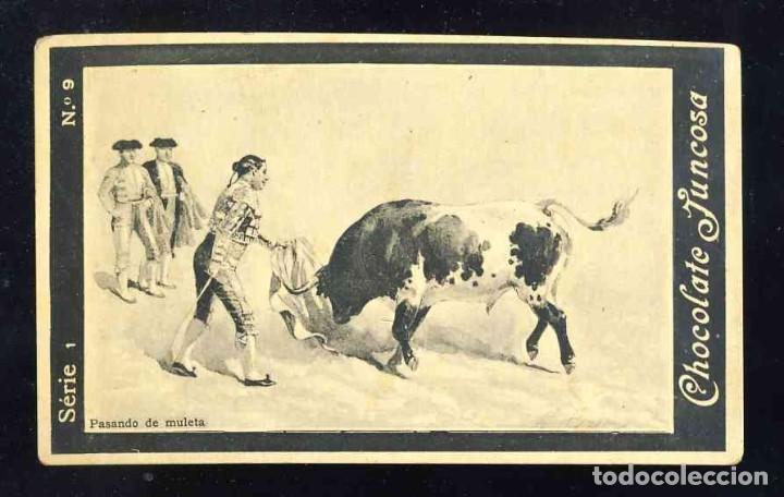 Coleccionismo cromos antiguos: Cromo de TOROS de Chocolates Juncosa: Pasando de muleta (Serie 1 num.9) - Foto 1