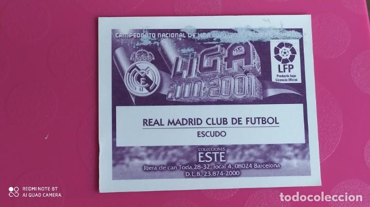 Coleccionismo cromos antiguos: ESCUDO REAL MADRID 00 01 2000 2001 ESTE - Foto 2