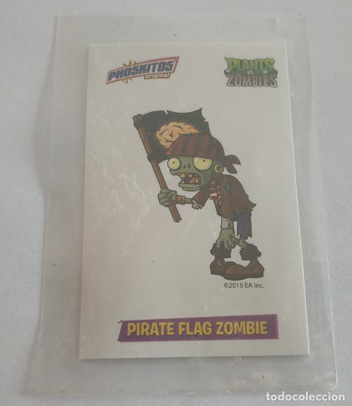 Coleccionismo cromos antiguos: CROMO PEGATINA PHOSKITOS PLATS VS ZOMBIES PIRATE FLAG ZOMBIE