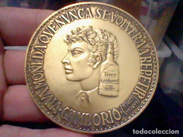 Collezionismo Figurine antiche: CAMBOIRO TERRY LORCA MEDALLA MANO MONEDA 7,5 CMS METAL DORADO VINTAGE BRANDY ***