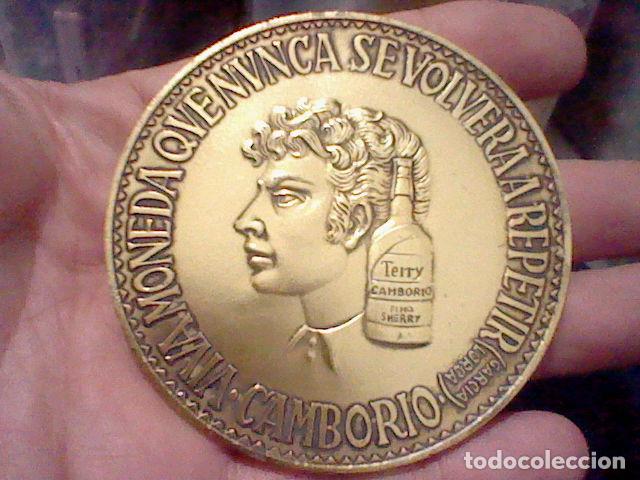 Sammeln alte Sammelbilder: CAMBOIRO TERRY LORCA MEDALLA MANO MONEDA 7,5 CMS METAL DORADO VINTAGE BRANDY ****