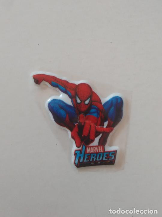 Coleccionismo cromos antiguos: SPIDERMAN CROMO PEGATINA EN RELIEVE HEROES MARVEL - Foto 1