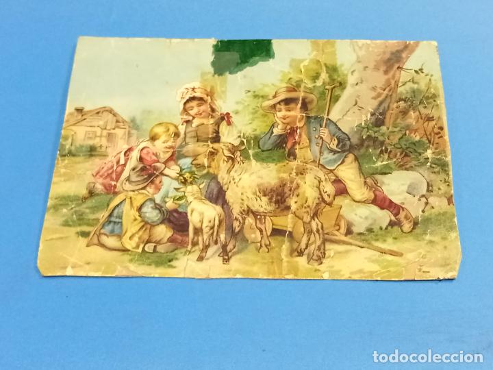 Collezionismo Figurine antiche: ANTIGUO CROMO. 15 X 12. ESCENA INFANTIL. NI&Ntilde;OS Y PADRES ALIMENTANDO A OVEJAS. A&Ntilde;OS 20