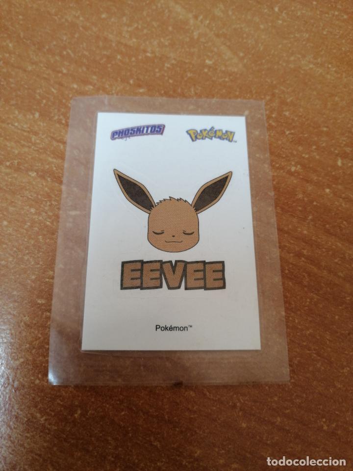 Coleccionismo Cromos antiguos: CROMO PEGATINA PHOSKITOS ( POKEMON EEVEE )NUEVO EN SU ENVOLTORIO DE 2022