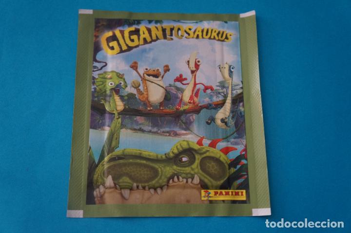 Coleccionismo cromos antiguos: SOBRE DE CROMOS SIN ABRIR DE GIGANTOSAURUS DE PANINI - Foto 1