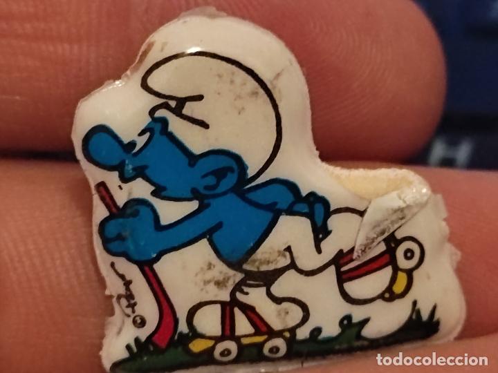 Coleccionismo Cromos antiguos: PITUFOS SMURFS PATINADOR CROMO PL&Aacute;STICO TROQUELADO PROMO SNACKS DESPEGADO VER FOTOS