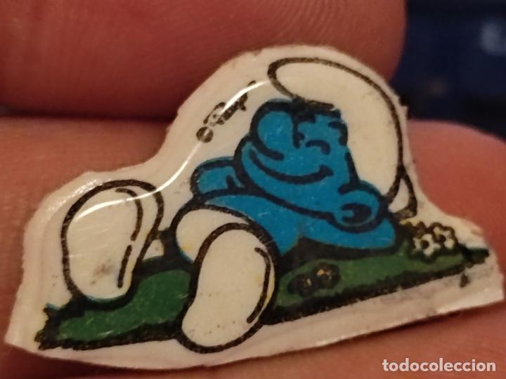 Coleccionismo Cromos antiguos: PITUFOS SMURFS DORMILON CROMO PL&Aacute;STICO TROQUELADO PROMO SNACKS DESPEGADO VER FOTOS