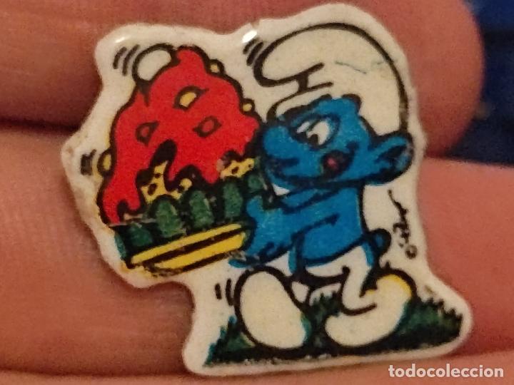 Coleccionismo Cromos antiguos: PITUFOS SMURFS COMILON GOLOSO CROMO PL&Aacute;STICO TROQUELADO PROMO SNACKS DESPEGADO VER FOTOS