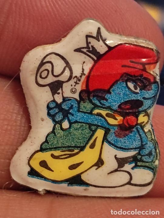 Coleccionismo Cromos antiguos: PITUFOS SMURF REY CROMO PL&Aacute;STICO TROQUELADO PROMO SNACKS DESPEGADO VER FOTOS