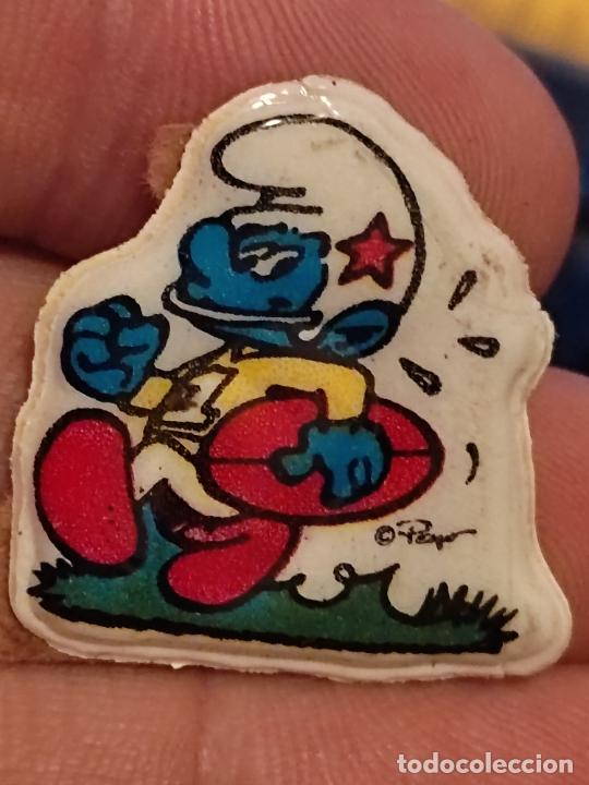 Coleccionismo Cromos antiguos: PITUFOS SMURF RUGBY CROMO PL&Aacute;STICO TROQUELADO PROMO SNACKS DESPEGADO VER FOTOS