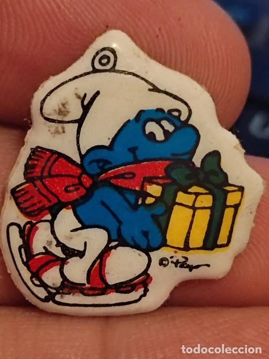 Coleccionismo Cromos antiguos: PITUFOS SMURF PATINADOR HIELO CROMO PL&Aacute;STICO TROQUELADO PROMO SNACKS DESPEGADO VER FOTOS