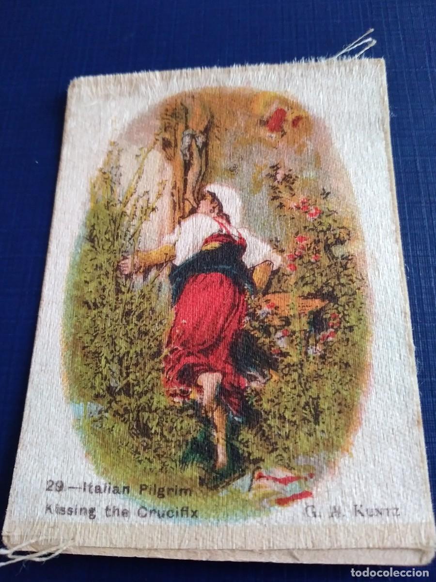 Coleccionismo Cromos antiguos: Cromo antiguo de tela del cuadro de Kuntz &rdquo;peregrina italiana besando cruz&rdquo; - La Favorita, n&deg; 29