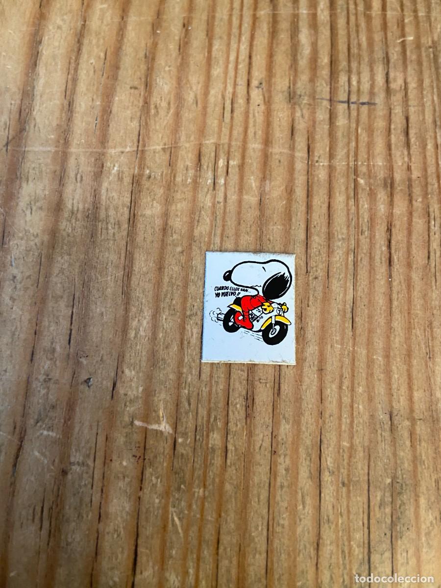 Coleccionismo Cromos antiguos: R20988 ANTIGUO CROMO PEGATINA ADHESIVO SNOOPY MOTOCICLISMO MOTOS SIN PEGAR
