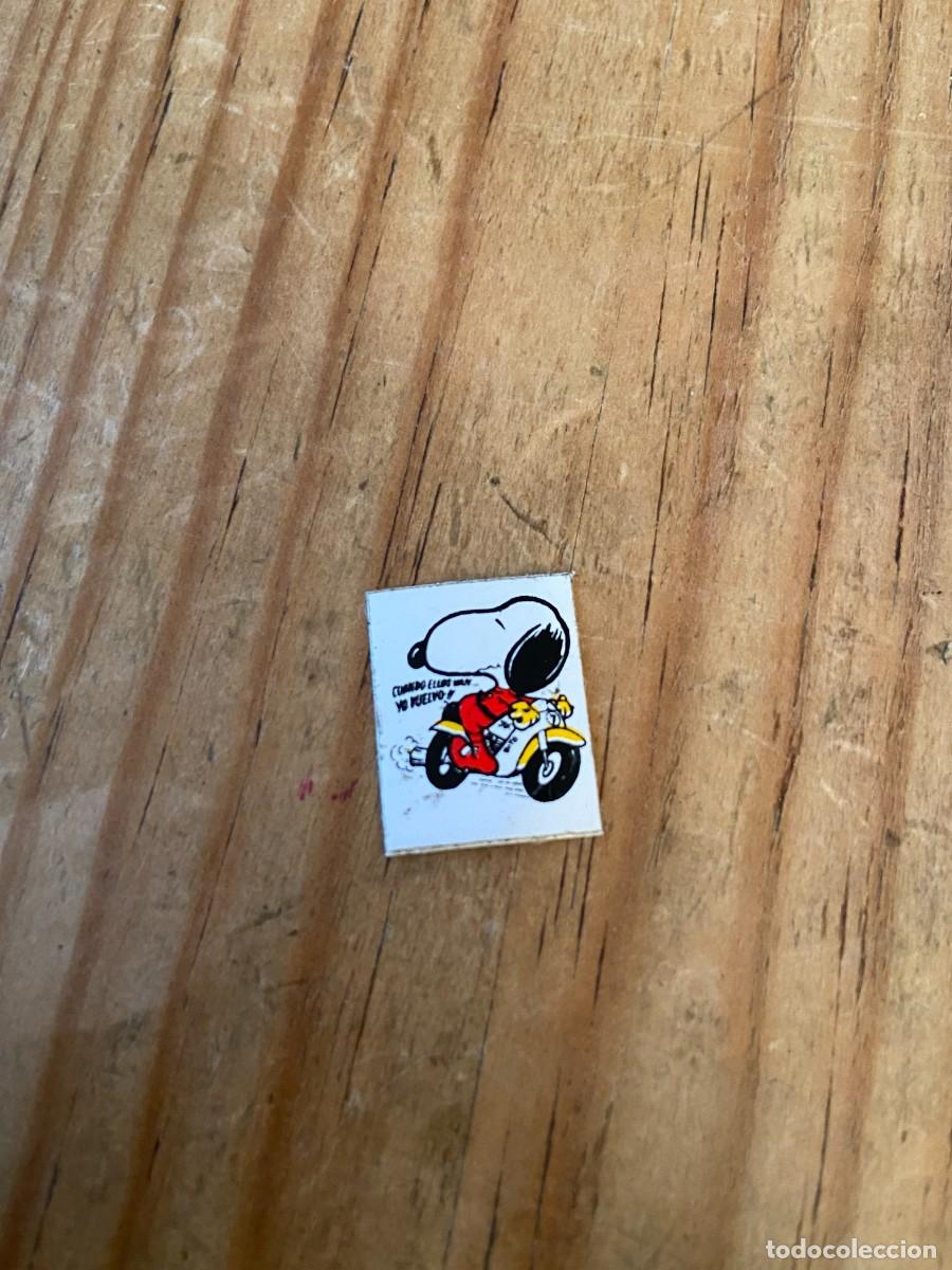 Coleccionismo Cromos antiguos: R20988 ANTIGUO CROMO PEGATINA ADHESIVO SNOOPY MOTOCICLISMO MOTOS SIN PEGAR