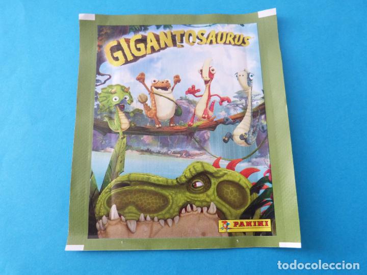 Coleccionismo cromos antiguos: SOBRE DE CROMOS SIN ABRIR DE GIGANTOSAURUS DE PANINI - Foto 1