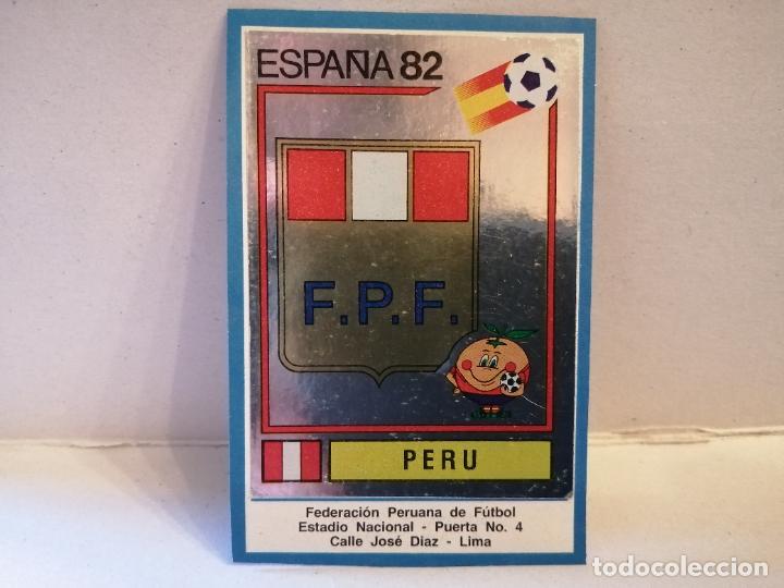 Coleccionismo cromos antiguos: cromo panini mundial 82 peru escudo numero 72 ver foto