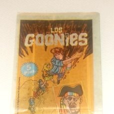 Coleccionismo Cromos antiguos: LOS GOONIES . SOBRE DE CROMOS EDITORIAL PACOSA DOS. NUEVO Y SIN ABRIR!! 1985!!!