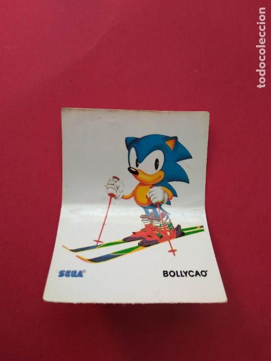 Coleccionismo Cromos antiguos: PEGATINA DE BOLLYCAO SEGA MEGADRIVE CROMO 1 PUNTO NUNCA PEGADO SONIC ESQUI ESQUIANDO