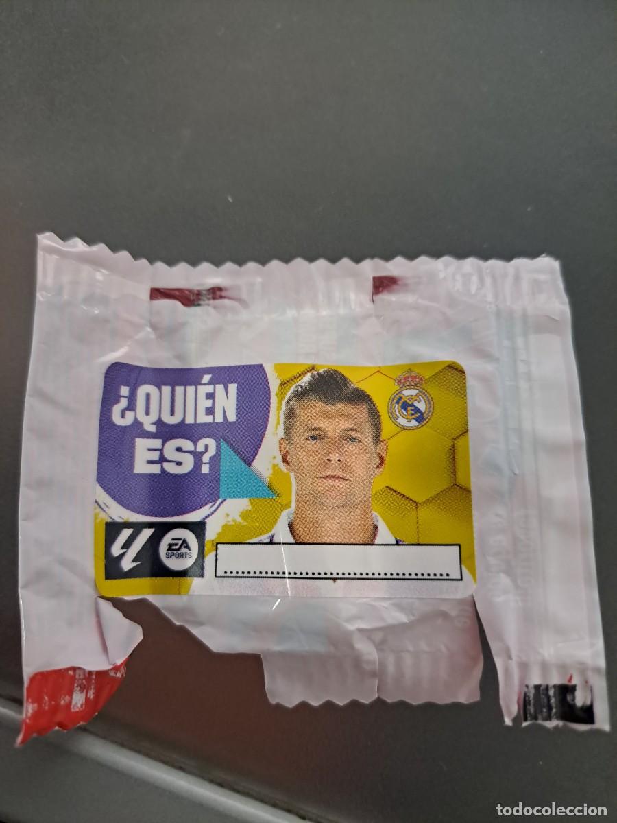 Coleccionismo Cromos antiguos: CHICLE LIGA KROOS REAL MADRID &iquest; QUIEN ES ? 23 24 2023 2024 ESTE PANINI NUNCA PEGADO