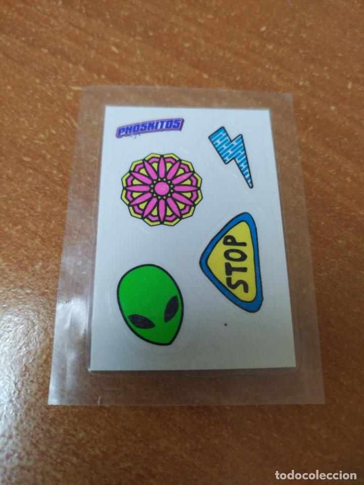 Coleccionismo Cromos antiguos: CROMO PEGATINA PHOSKITOS ( EMOJIS )NUEVO EN SU ENVOLTORIO DE 2021