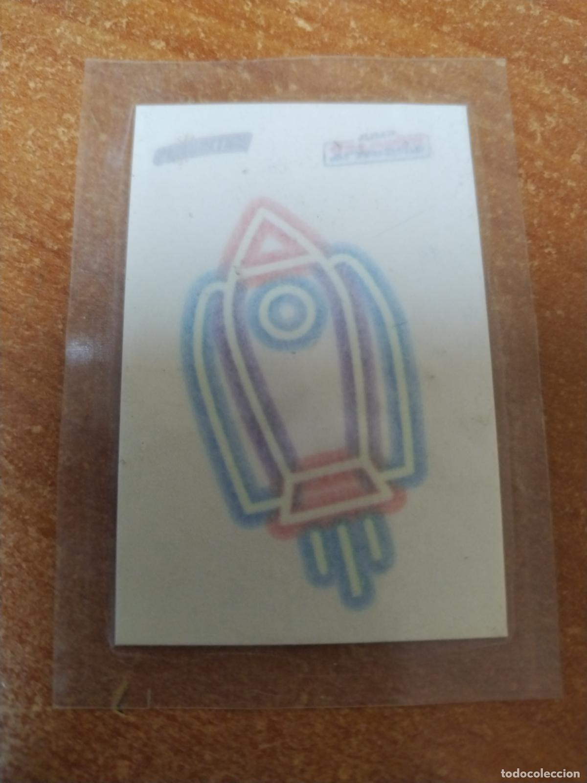 Coleccionismo Cromos antiguos: CROMO DE PHOSKITOS NUEVOS EN SU ENVOLTORIO ( JUMP SPACERS ) TATOO BRILLA EN LA OSCURIDAD 2021