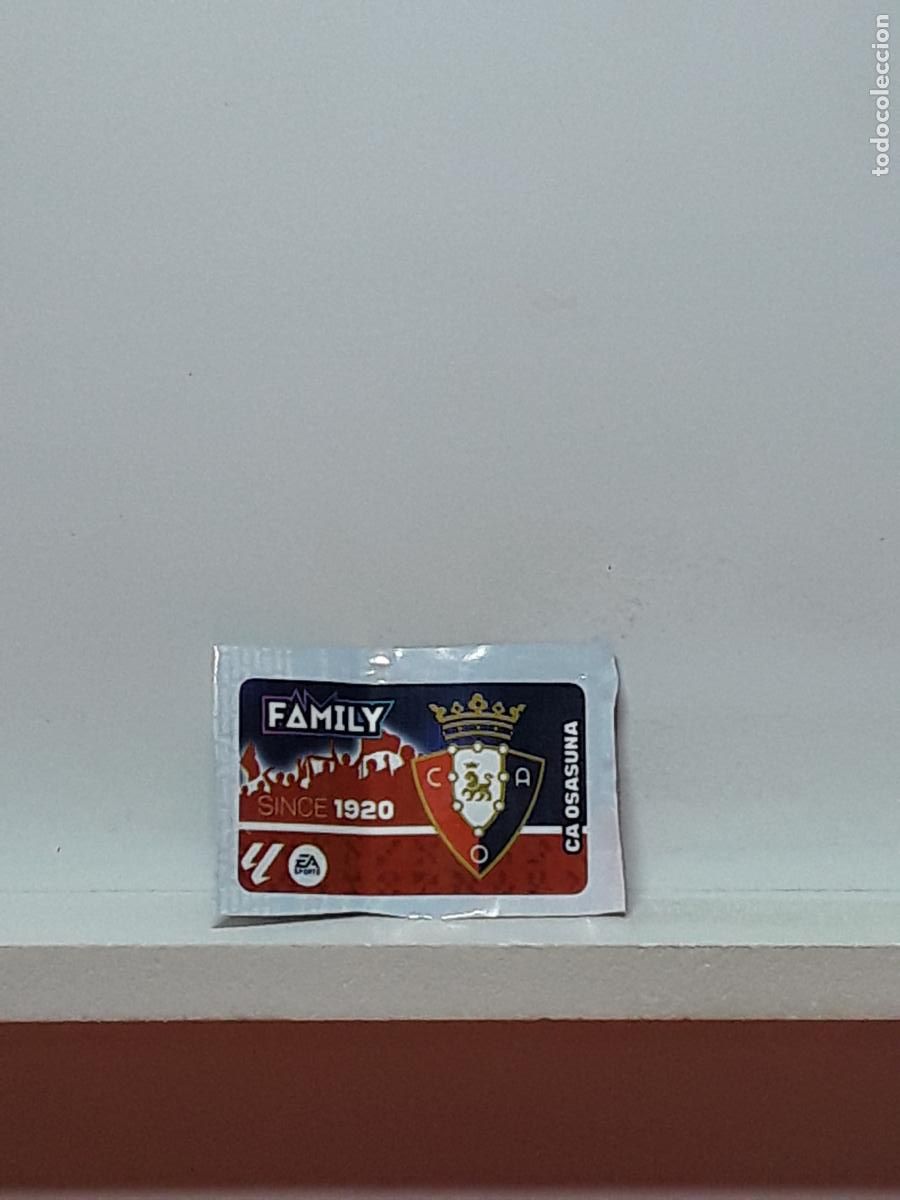 Coleccionismo cromos antiguos: LALIGA ESTE 2024 2025 EA SPORTS 24 25 ALBUM PANINI LIGA N OSASUNA CHICLE ESCUDO
