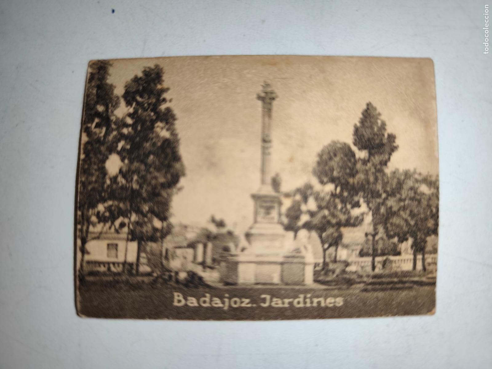 Coleccionismo cromos antiguos: POSTAL ORIGINAL DECADA DE LOS A&Ntilde;OS 30. BADAJOZ, JARDINES. LEER