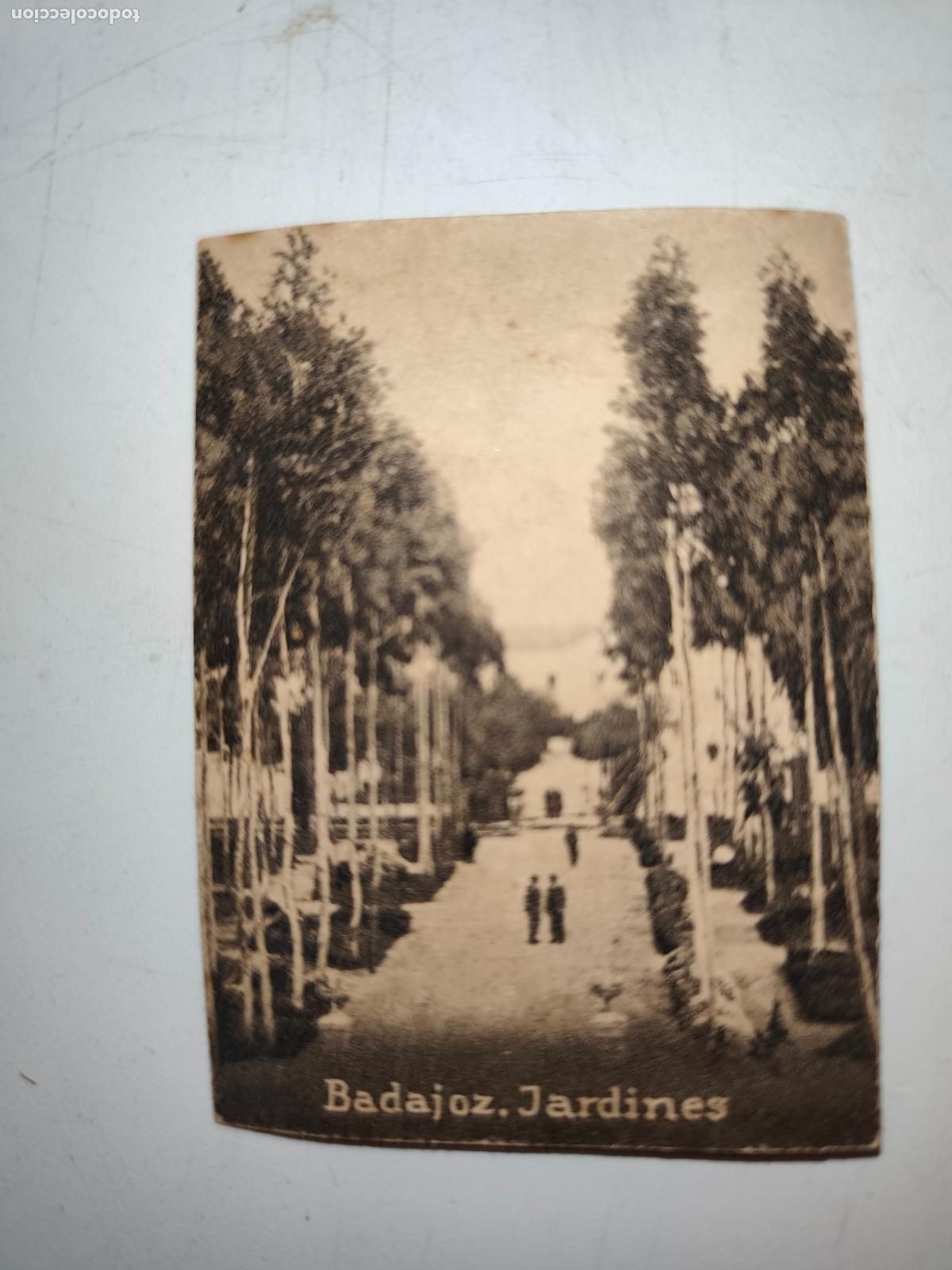 Coleccionismo cromos antiguos: POSTAL ORIGINAL DECADA DE LOS A&Ntilde;OS 30. BADAJOZ, JARDINES. LEER