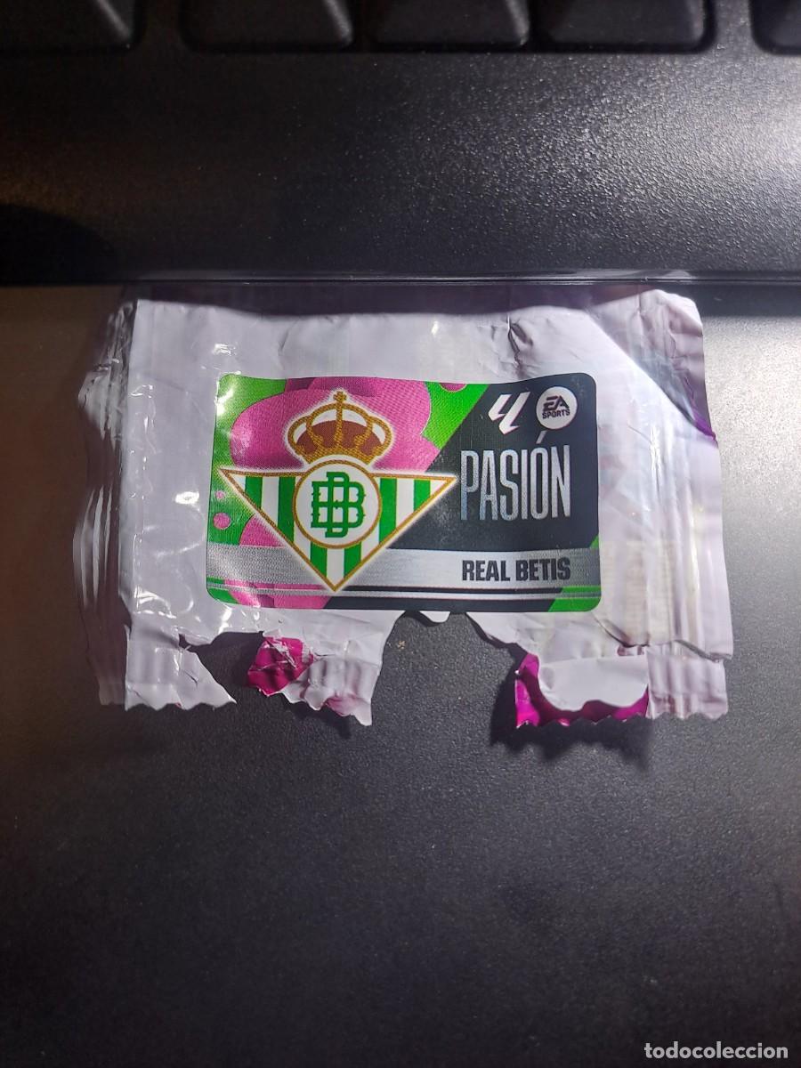 Coleccionismo Cromos antiguos: CROMO ESCUDO BETIS PASI&Oacute;N CHICLE LIGA 2025 2026 25 26 ESTE PANINI NUNCA PEGADO