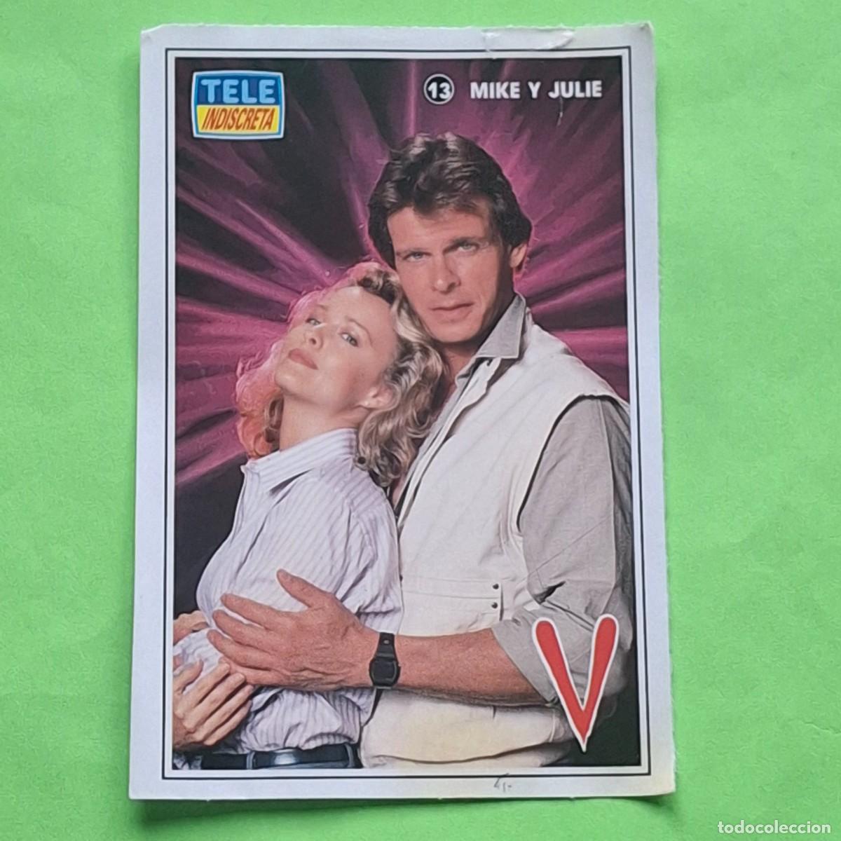 Coleccionismo Cromos antiguos: TELE INDISCRETA - SERIE V VISITANTES N&ordm; 13 - MIKE Y JULIE - CROMO PEGATINA ADHESIVO