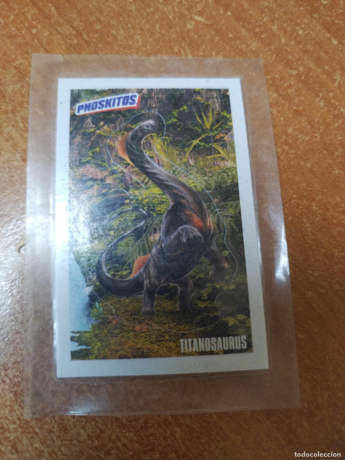 Coleccionismo Cromos antiguos: CROMO PEGATINA PHOSKITOS ( TITANOSAURUS )JURASSIK WORLD NUEVO EN SU ENVOLTORIO DE 2025
