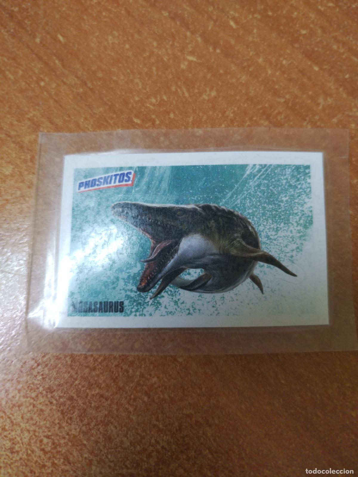 Coleccionismo Cromos antiguos: CROMO PEGATINA PHOSKITOS ( MOSASAURUS )JURASSIK WORLD NUEVO EN SU ENVOLTORIO DE 2025