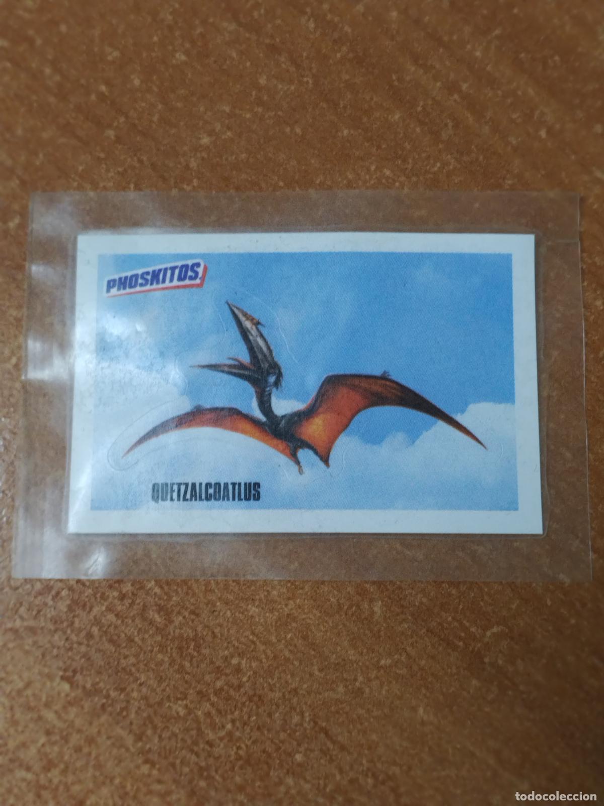 Coleccionismo Cromos antiguos: CROMO PEGATINA PHOSKITOS ( quetzalcoatlus )JURASSIK WORLD NUEVO EN SU ENVOLTORIO DE 2025