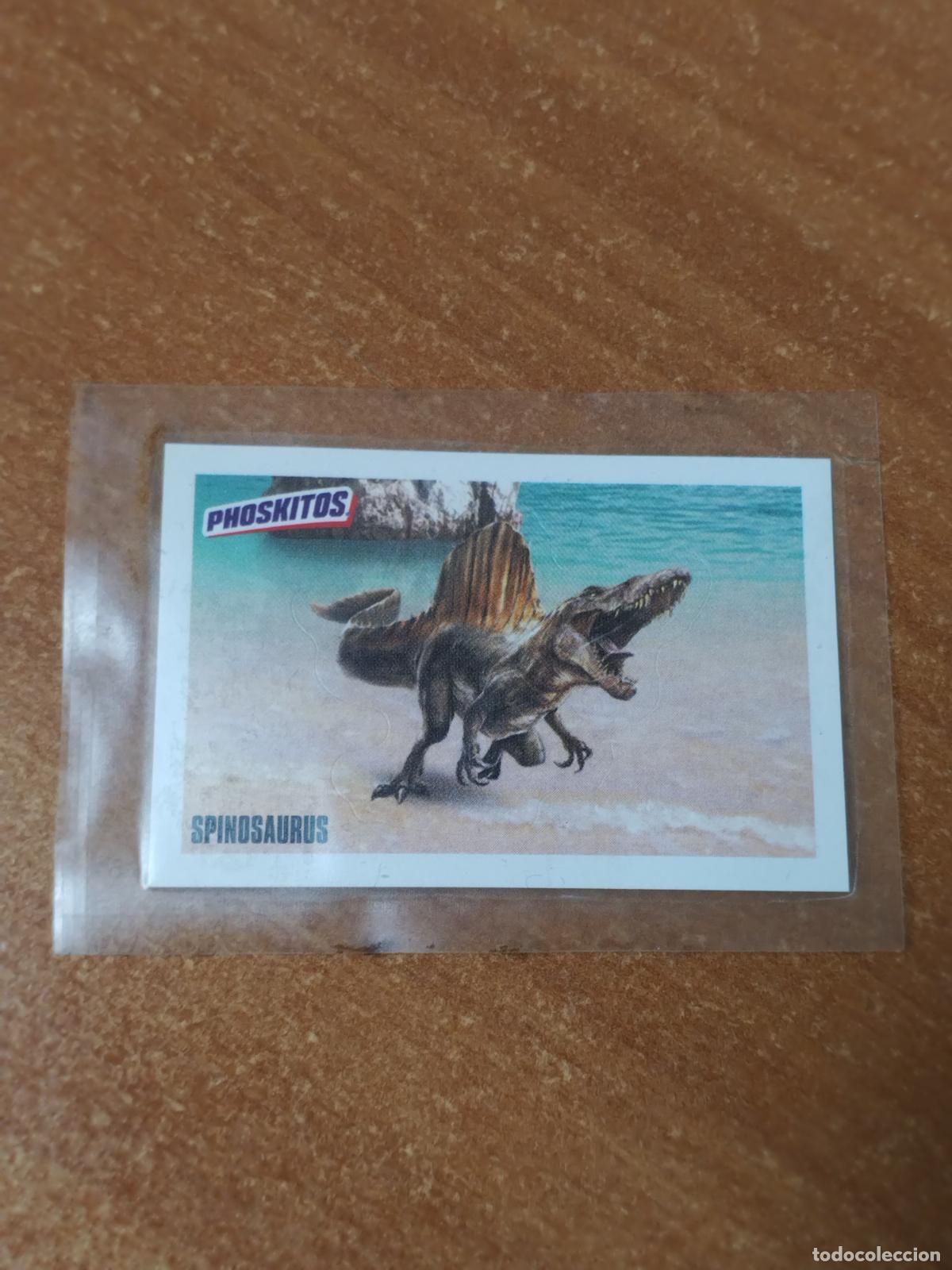 Coleccionismo Cromos antiguos: CROMO PEGATINA PHOSKITOS ( SPINOSAURUS )JURASSIK WORLD NUEVO EN SU ENVOLTORIO DE 2025