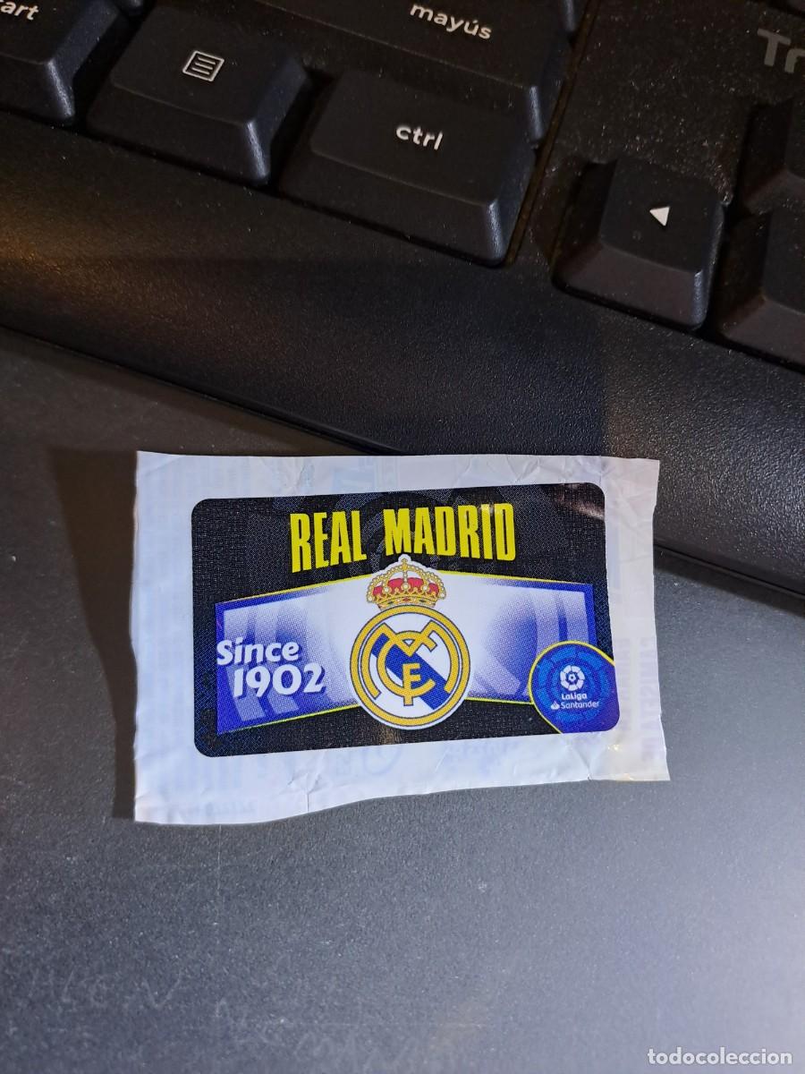 Coleccionismo Cromos antiguos: CHICLE LIGA ESCUDO REAL MADRID CROMO 2019 2020 19 20 NUNCA PEGADO