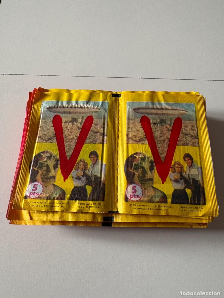Coleccionismo Cromos antiguos: LOTE 50 SOBRES DE CROMOS SIN ABRIR V LOS VISITANTES MAGA 1984 SERIE TV