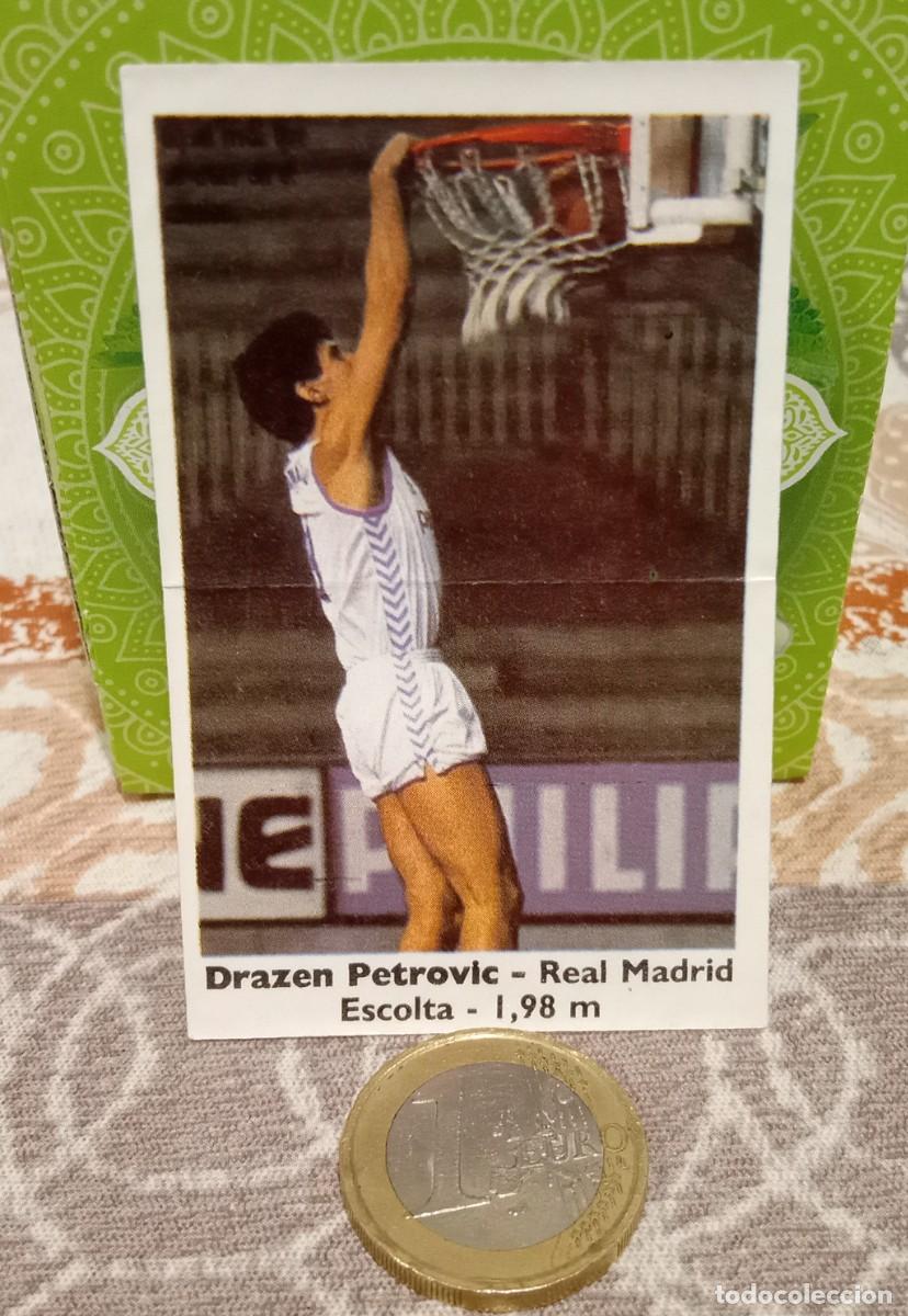 Coleccionismo Cromos antiguos: CROMO PEGATINA BOLLYCAO DRAZEN PETROVIC 1988 REAL MADRID #125 BALONCESTO 88-89 J. MERCHANTE ESPA&Ntilde;A