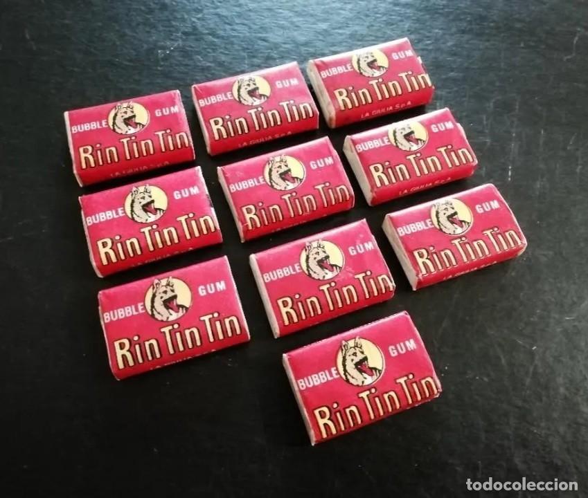Coleccionismo Cromos antiguos: 10 CHICLES BUBBLE GUM + CROMO DE RIN TIN TIN/RINTINTIN 60-70'S SIN ABRIR ORIGINAL LA GIULIA RTOY