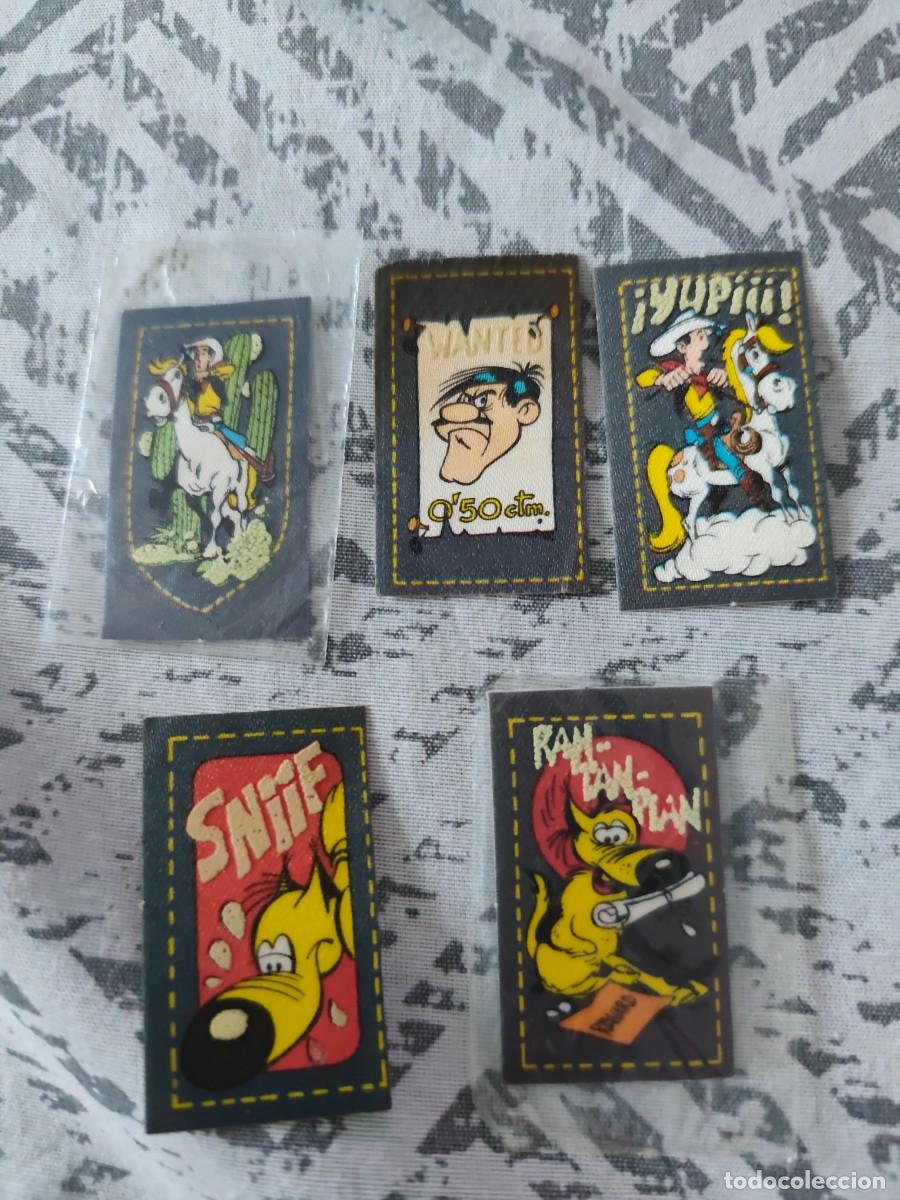 Coleccionismo Cromos antiguos: 5 PEGATINAS / CROMOS DE LUCKY LUKE - MATUTANO .TELA TEJANA CON RELIVE BORDADO