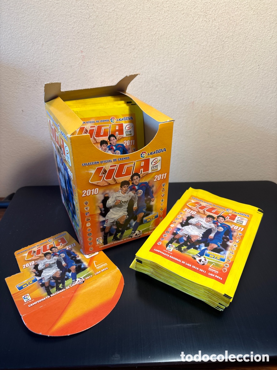 Coleccionismo Cromos antiguos: LOTE DE CAJA CON 45 SOBRES SI. ABRIE DE LIGA DE FUTBOL 2010 2011 PANINI LIGA BBVA