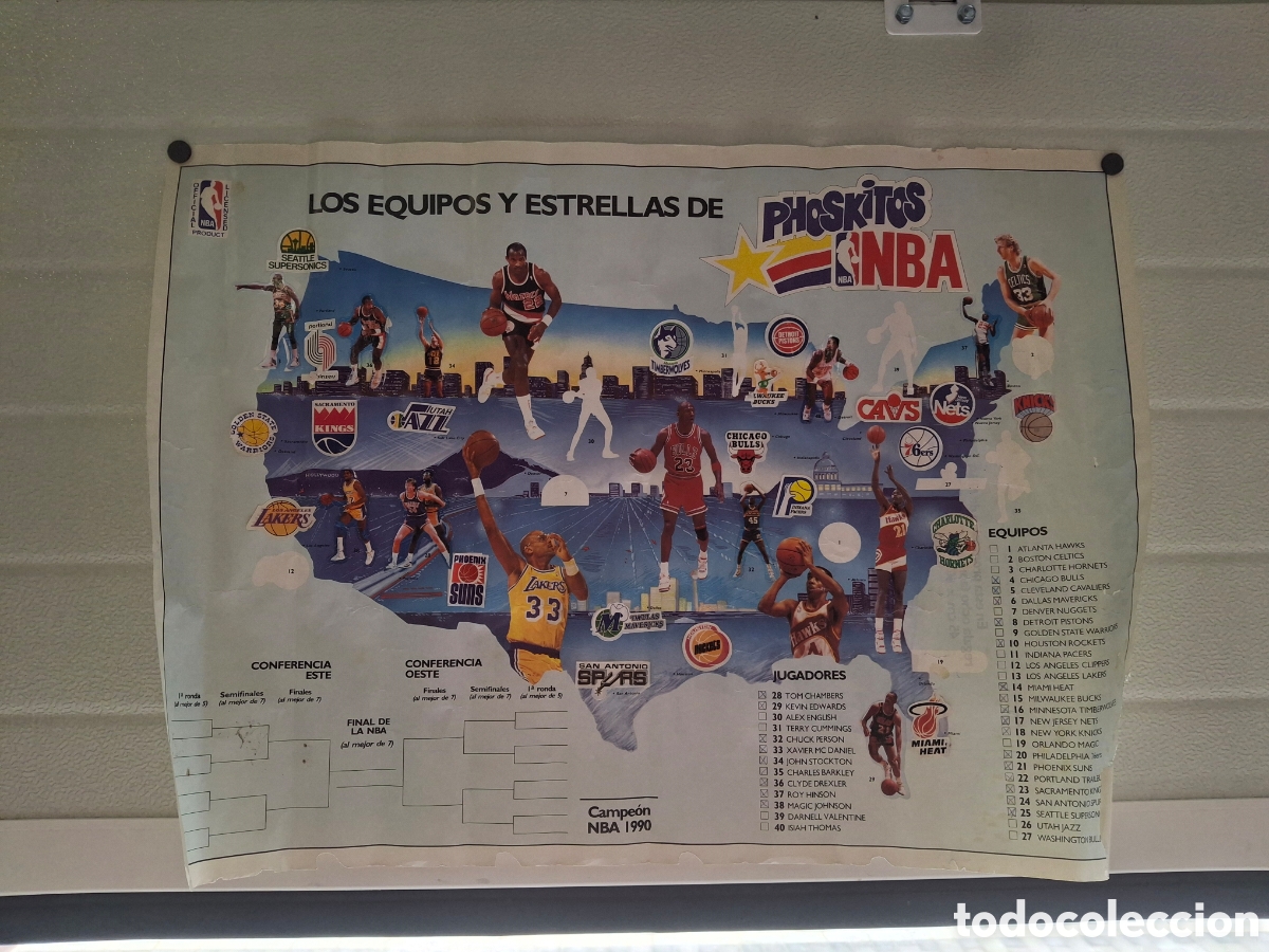 Coleccionismo Cromos antiguos: phoskitos nba michael jordan album poster con 30 de 40 cromos tiene falstas de papel en las esquinas