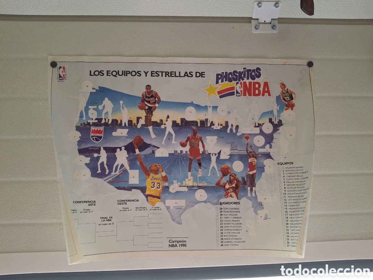 Coleccionismo Cromos antiguos: phoskitos nba michael jordan album poster con 1 de 40 cromos tiene una rajita reparada con fixo