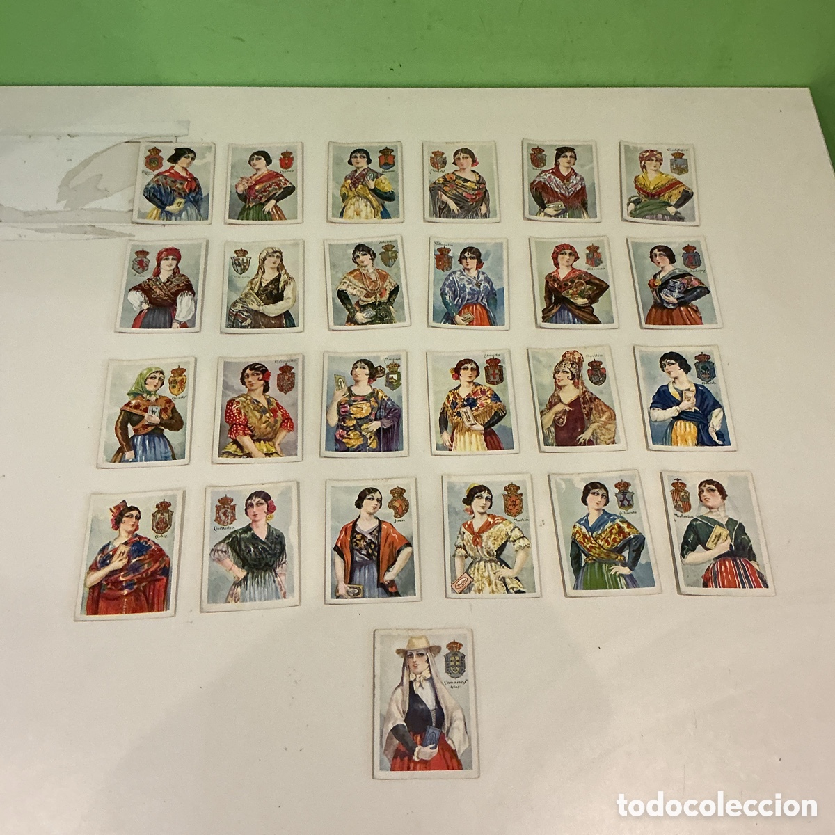 Coleccionismo Cromos antiguos: Lote 25 cromos antiguos Chocolate Amatller Trajes Regionales Espa&ntilde;oles a&ntilde;os 1930