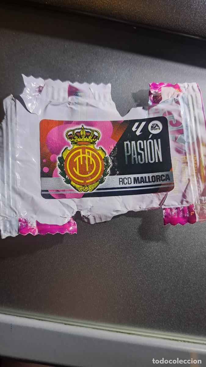 Coleccionismo Cromos antiguos: CROMO ESCUDO MALLORCA PASION CHICLE LIGA 2025 2026 25 26 ESTE PANINI NUNCA PEGADO