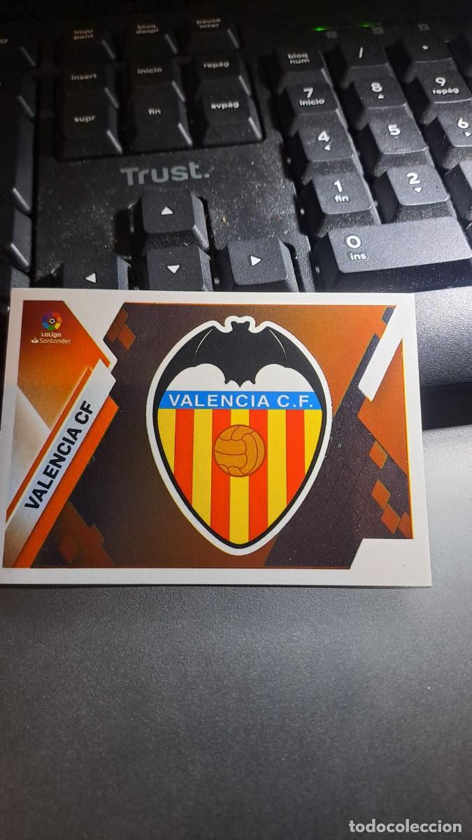 Coleccionismo Cromos antiguos: CROMO ESCUDO VALENCIA 35 LIGA 2019 2020 19 20 ESTE PANINI NUNCA PEGADO