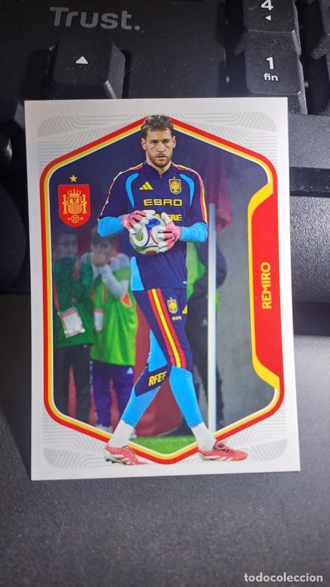 Coleccionismo cromos antiguos: CROMO REMIRO 12 ESPA&Ntilde;A 2026 26 MUNDIAL SELECCION ESPA&Ntilde;OLA CARREFOUR PANINI NUNCA PEGADO