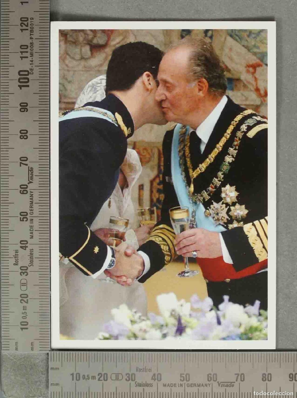 Coleccionismo cromos antiguos: CROMO PRONTO. Boda de Felipe de Borb&oacute;n y Letizia Ortiz - Beso de Juan Carlos I 26